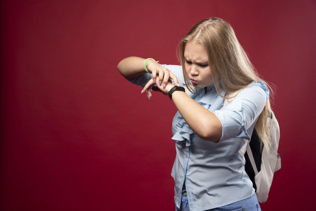 Elegantní bílé hodinky pro holky – stylová volba pro každodenní nošení.